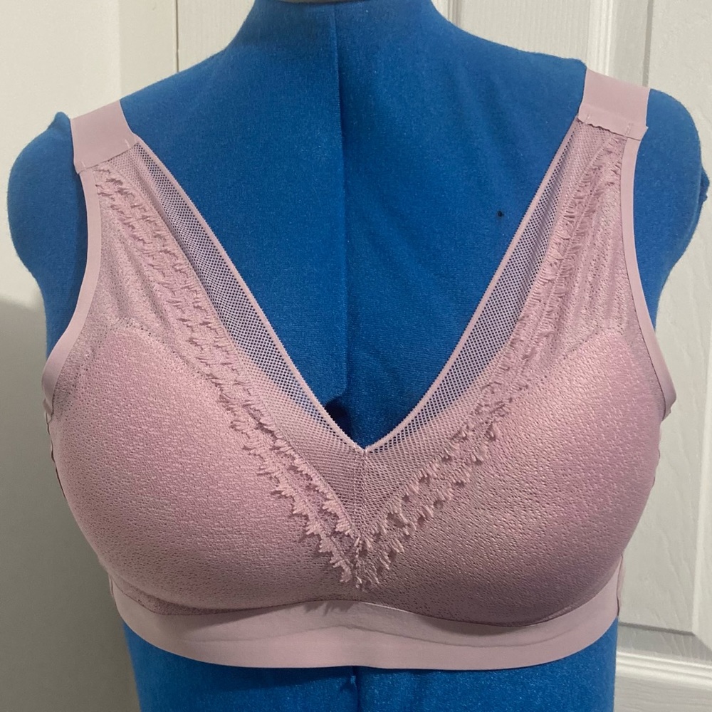 Daisy Fuentes women pink seamless bralette. Size L. Used.